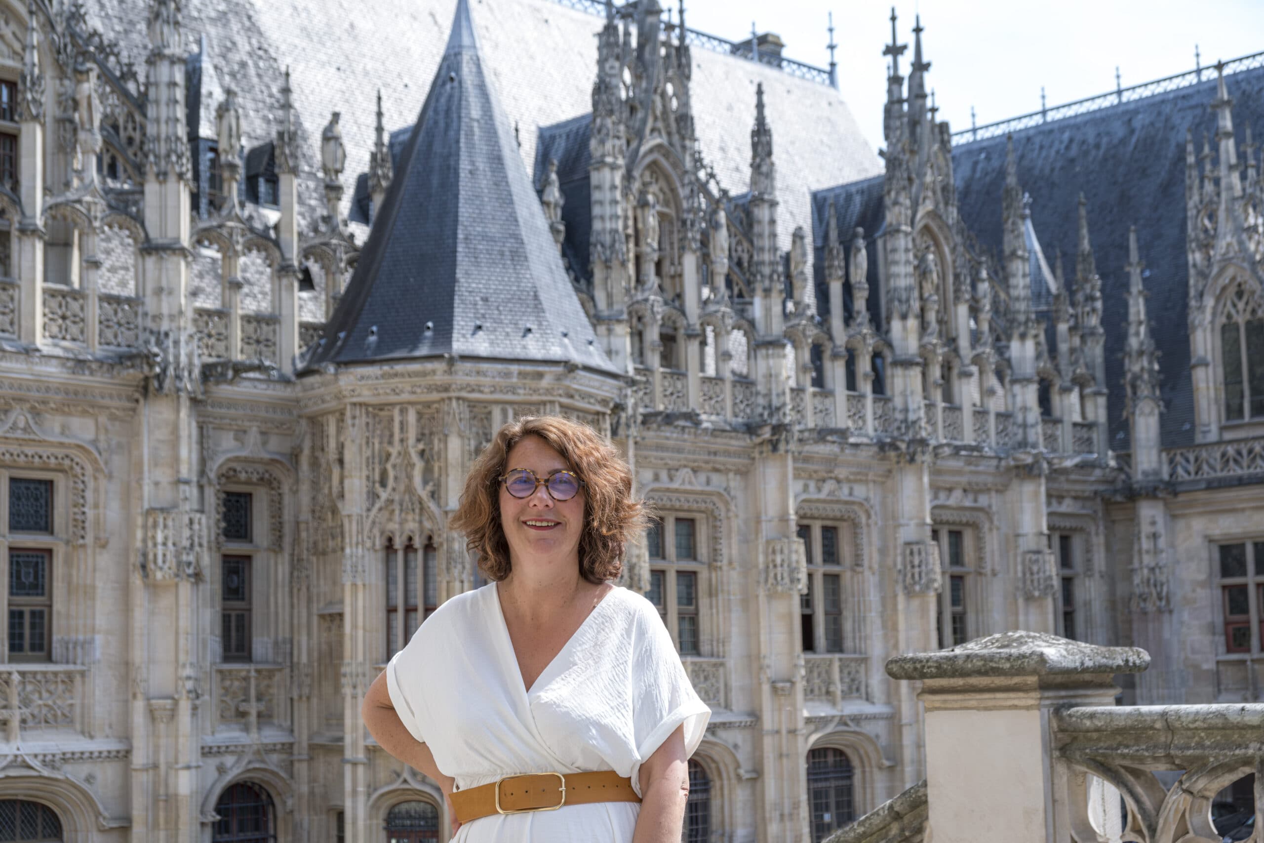 Maître Nathalie Karouby Suganas devant le palais de justice de Rouen