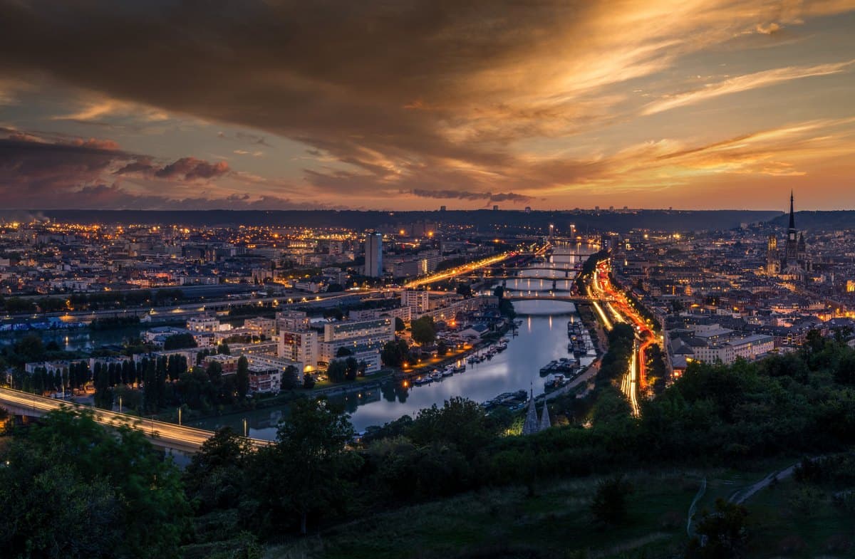 Rouen au coucher du soleil : la Seine, les ponts et la flèche de la cathédrale